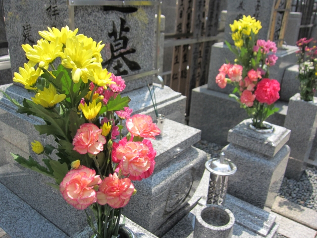 墓参りの花はどこで買う 前日に購入する場合の注意 造花はダメ ｈａｎａの知恵袋