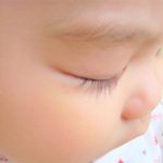 赤ちゃんのまつ毛が目の中に入ったら取り方は?取れない時はどうする?