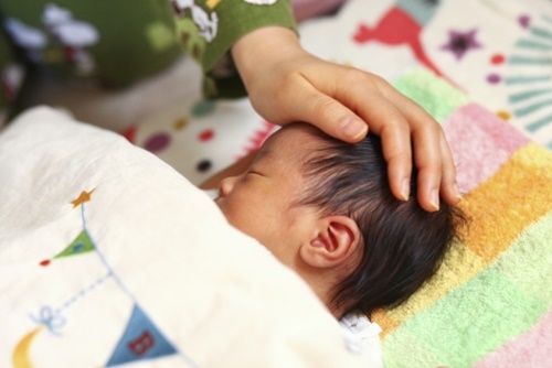 赤ちゃんの頭が絶壁な原因はなぜ 生まれつきや遺伝との関係は ｈａｎａの知恵袋