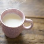 ホットミルクのカロリー牛乳と同じ?栄養価変わる?寝る前は虫歯になりやすい?